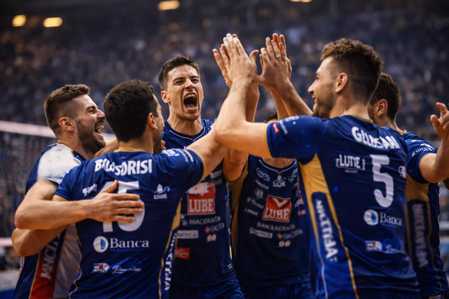 Squadra di pallavolo della Superlega che esulta insieme dopo un punto