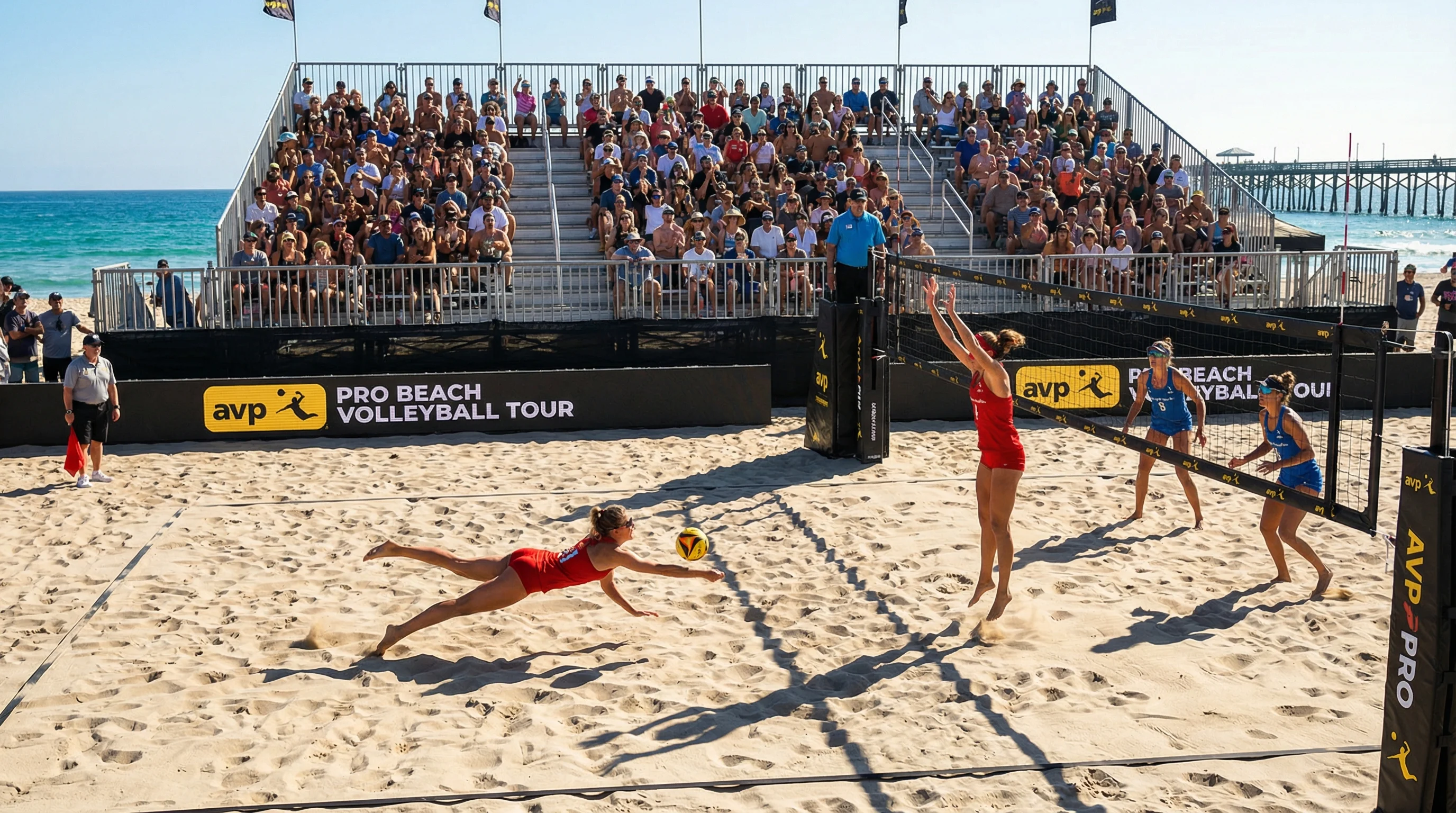 Partita di beach volley professionistica su campo di sabbia con mare sullo sfondo