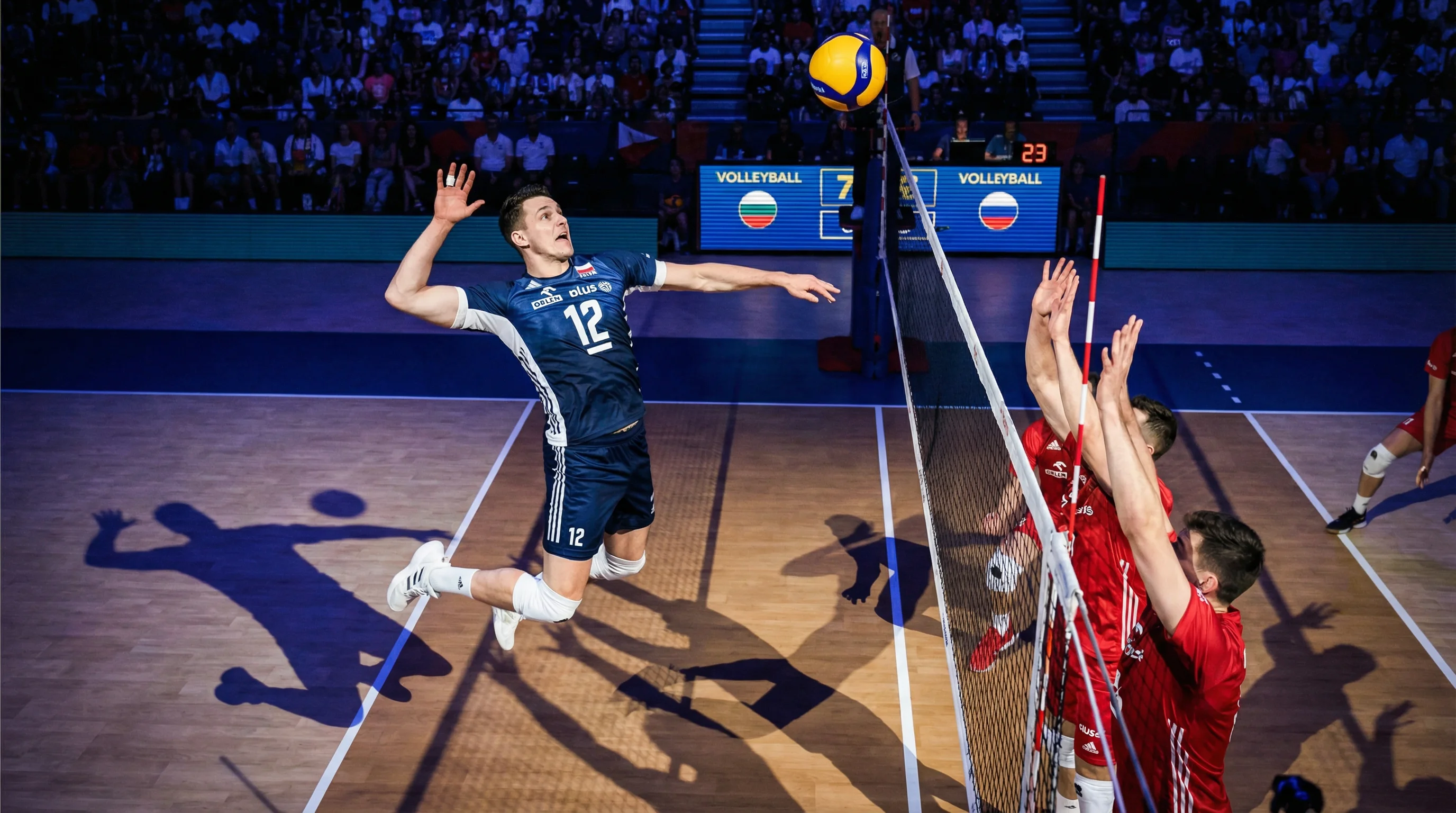 Giocatore di pallavolo in schiacciata potente a rete durante una partita di Superlega