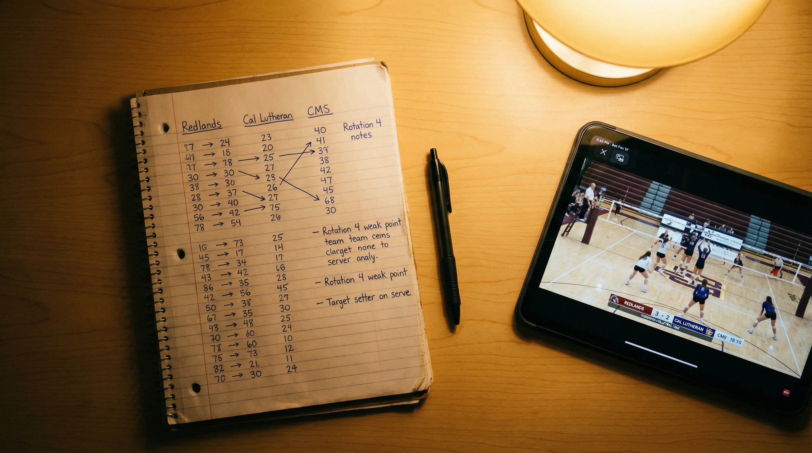 Persona che analizza statistiche di pallavolo su un quaderno con appunti e dati