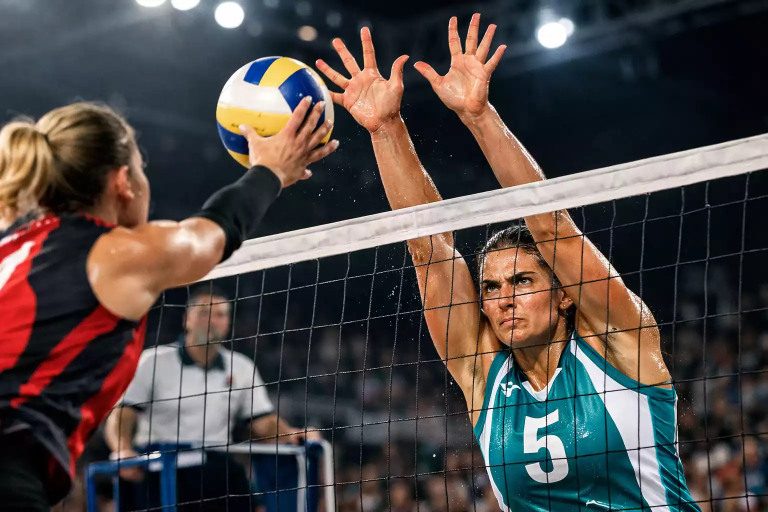Atleta di pallavolo femminile che esegue un muro potente durante una partita professionistica